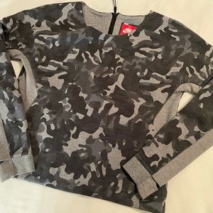 Nike Camo fitted lightweight sweatshirt